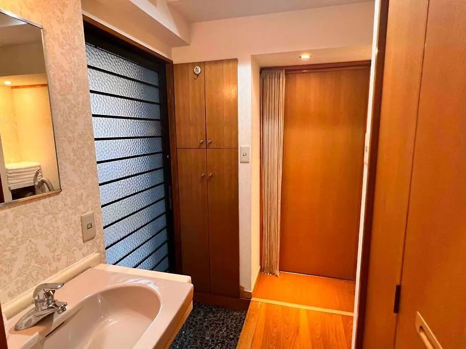 7th Floor Apartment: Airport-Accessible Urban Retreat Tokyo