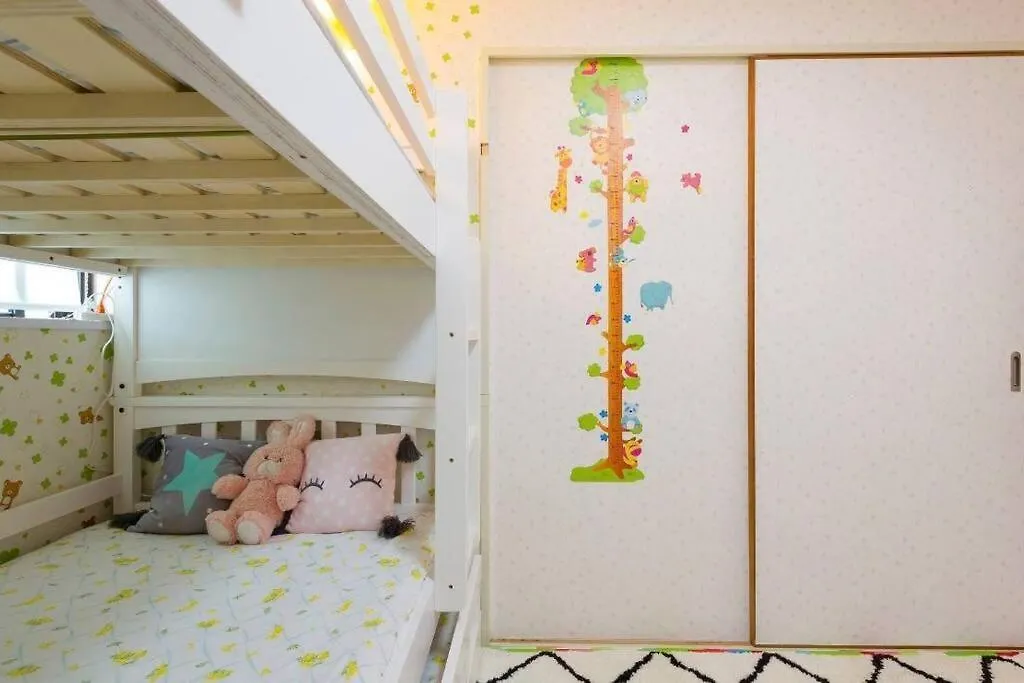 7th Floor Apartment: Airport-Accessible Urban Retreat Tokyo Japan